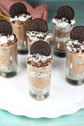 Dessert Shooters Easy, Mini Dessert Shooters, Lemon Lush Dessert, Dessert Shooters Recipes, Shot Glass Desserts, Chocolate Cheesecake Recipe, No Bake Chocolate Cheesecake, Smores Dessert, Mason Jar Desserts