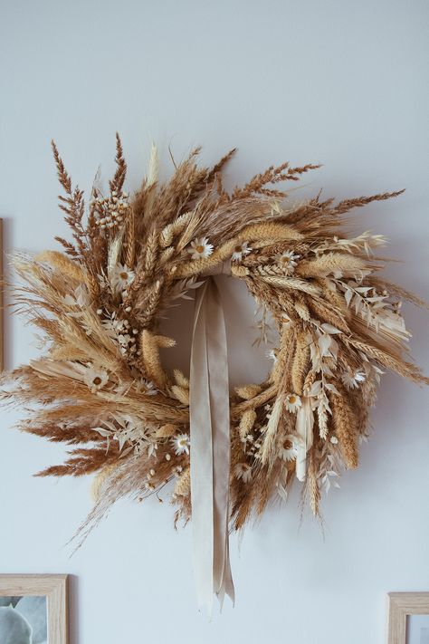 Our handmade wreath is made on a straw base using dried flowers and dried spikelets such as oats, wheat, helminths, pampas grass, mixed cereals, ruskus and glyxia. An eco product that cannot leave you indifferent! It will look beautiful on your front door or inside for your rustic home decor. It is a great addition to your home design and it will make your home even more cosy and comfy. Each wreath  made in our small family workshop is unique in its own way and there will never be the same.  Tex Fresco, Wreath Dried Flowers, Easy Fall Wreaths, Wreath Boxes, Boho Wreath, Vintage Wreath, Dried Flower Wreaths, Seasonal Wreaths, Autumn Wreaths