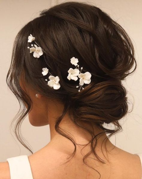 Bridal Hairstyles For Short Hair, Low Bun Wedding Hair, Wedding Hair Brunette, Wedding Bun, Bridal Hairdo, Stylish Short Haircuts, Short Hair Bun, Curly Wedding Hair, Simple Wedding Hairstyles