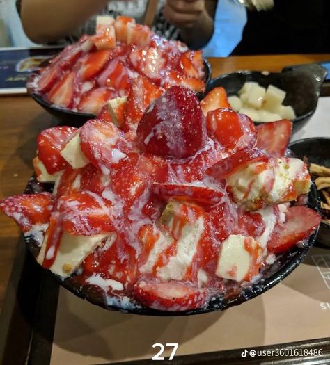 Bingsoo Korean Desserts, Bingsoo Korean, I Want Food, Creamy Recipes, Dream Food, Food O, Mouth Watering Food, Food Goals, Strawberry Cheesecake