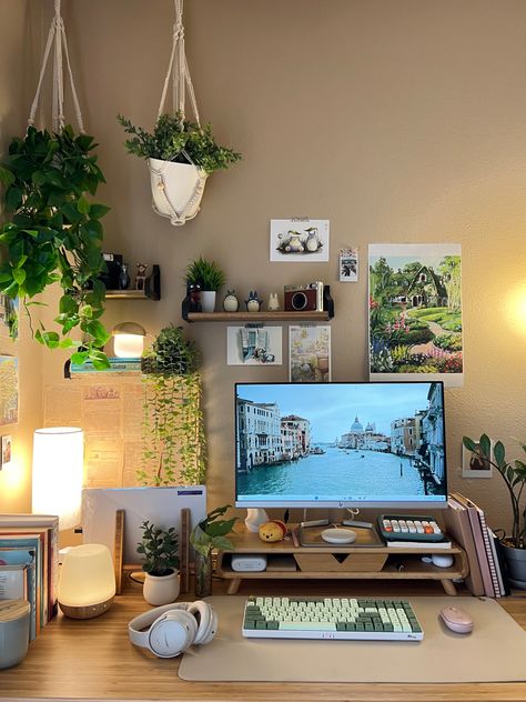 Cozy nature themed desk setup Desk Themes Work Spaces, Cozy Work Desk Setup, Cute Wfh Setup, Desktop Decoration Ideas, Office Desktop Decor, Brown And Green Pc Setup, Alex Drawer Desk Setup, Glass Desk Setup, Natural Pc Setup