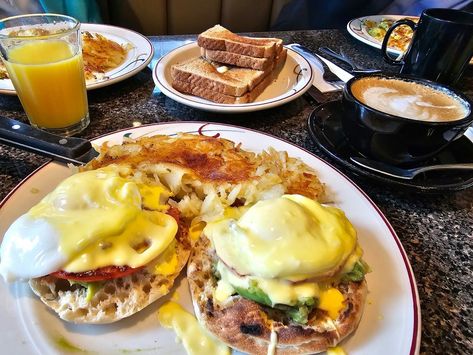 Discover the top breakfast spots in Midtown Manhattan for a delightful morning feast! #MidtownBreakfast #NYCEats Nyc Breakfast Restaurants, Nyc Houses, Breakfast In Nyc, Nyc Breakfast, Cheap Breakfast, Bagel Breakfast Sandwich, Midtown Nyc, New York Bagel, Breakfast Places