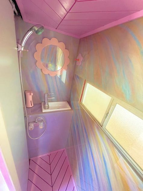 Barbie House Decor, Vaporwave Bathroom, Barbie Home Decor, Kids Bathroom Shower, Rv Decorating Ideas, Small Travel Trailers, Cottage Modern, Renovation Budget, Creative Storage Solutions