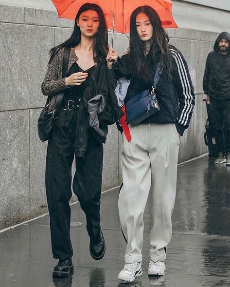 𝕷𝖆𝖗𝖆 on Instagram: “Asian street style from last year’s fw (Seoul& Tokyo)” Instagram Asian, Seoul Fashion, Asian Street Style, Mode Casual, Korean Street, Looks Street Style, Korean Fashion Trends, Fashion Week Street Style, Korean Street Fashion