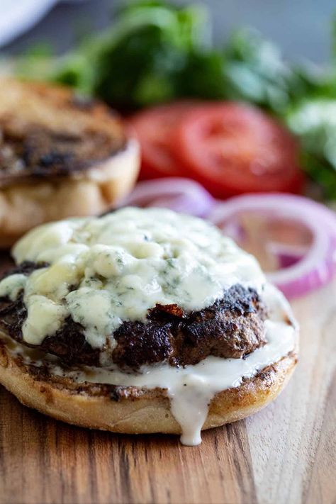 Busicut Recipes, Blue Cheese Burgers Recipes, Perfect Grilled Burgers, Bleu Cheese Burger, Burgers On The Stove, Burger Dinner, Crazy Burger, Blue Cheese Burgers, Cheese Burgers