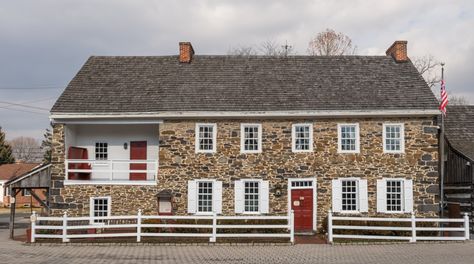 Gettysburg Ghosts, Farmhouse Restaurant, Best Ghost Stories, Gettysburg Pennsylvania, Gettysburg National Military Park, Pennsylvania Travel, Spooky Stories, Haunted Hotel, Ghost Photos