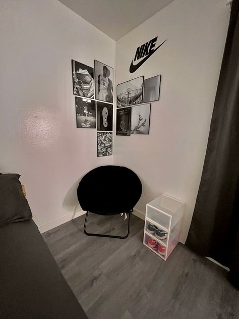 Nike Room Decor Ideas, Nike Themed Room, Nike Room Ideas, Nike Bedroom Ideas, Nike Room Decor, Nike Bedroom, Nike Room, Streetwear Room, Guy Room Ideas