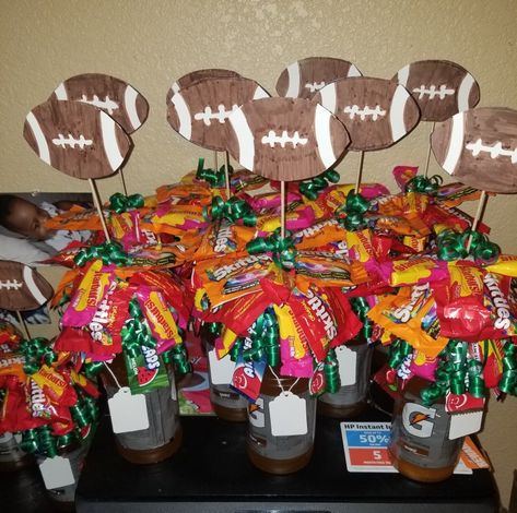 Homecoming Buckets Football, Football Homecoming Gifts For Boys, Youth Football Homecoming Ideas, Homecoming Gifts For Football Players, Football Homecoming Ideas, Football Fundraising Ideas, Grizzlies Football, Locker Room Decorations, Football Favors