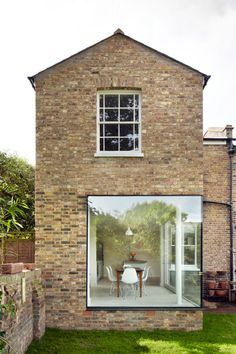 A large window wraps around one corner of this brickwork extension to a… London Townhouse, Casa Exterior, London House, Design Exterior, House Extensions, Brickwork, Brick House, Contemporary Architecture, Victorian Homes