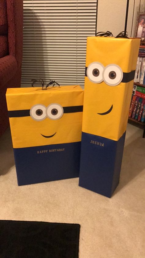 Minion Gift Wrapping Ideas, Toy Story Gift Wrapping Ideas, Minion Gift Ideas, Minions Birthday Theme, Minion Decorations, Minion Gifts, Presents Wrapped, Christmas Wrapping Diy, Minion Christmas