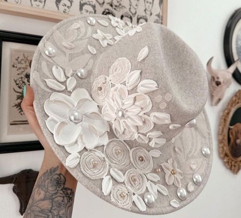 Embellished Cowboy Hat, Rhinestone Hats, Straw Hat Crafts, Quinceanera Accessories, Fascinator Hats Diy, Custom Cowboy Hats, Classy Hats, Crochet Sun Hat, Hat Day