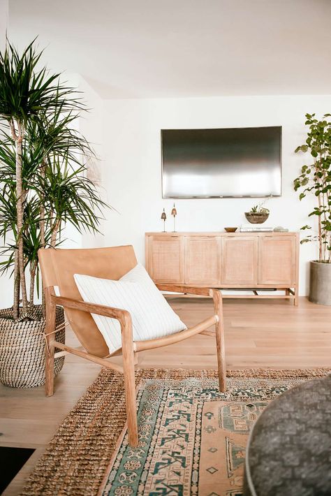 wooden chair with white pillow in living room Bungalow Living Room, Style Californien, California Room, Bungalow Interior, California Decor, California Bungalow, California Modern, California Living, Dark Home