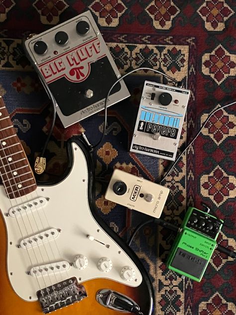 Guitar Pedals Aesthetic, Fender Stratocaster Aesthetic, Stratocaster Aesthetic, Fender Aesthetic, Vintage Fender Stratocaster, Sunburst Stratocaster, Grunge Guitar, Manifest 2024, Fender Stratocaster Sunburst