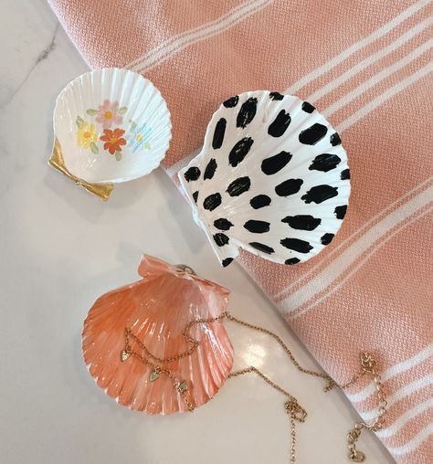 Summer DIY- Painted Seashell Trinket Dishes - Kayla Makes Painting Seashells, Girls Night Crafts, Love Crafts, Printable Valentines Cards, Summer Craft, Christian Stickers, Teacher Stickers, Diy Bedroom, Holiday Stickers