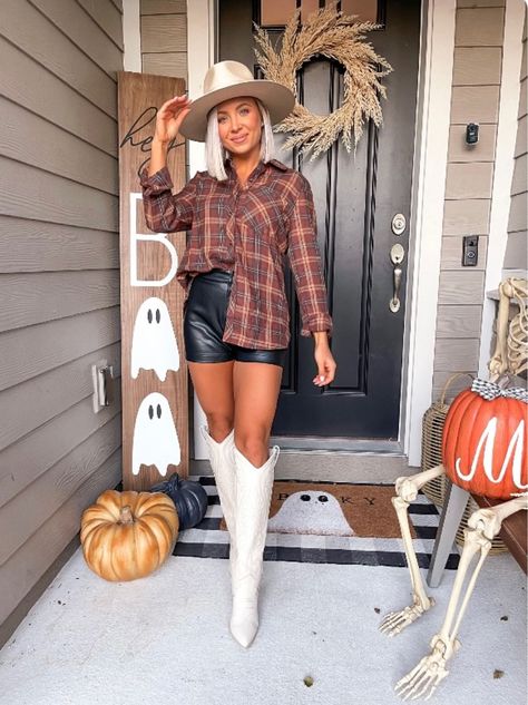 Pink Western Boots Outfit, Cowgirl Boots Outfit Fall, Cowboy Boots Outfit Fall, Overalls And Boots, Western Fall Outfits, Fall Picture Outfits, Tall Boots Outfit, Western Boots Outfit, Fall Outfit With Boots