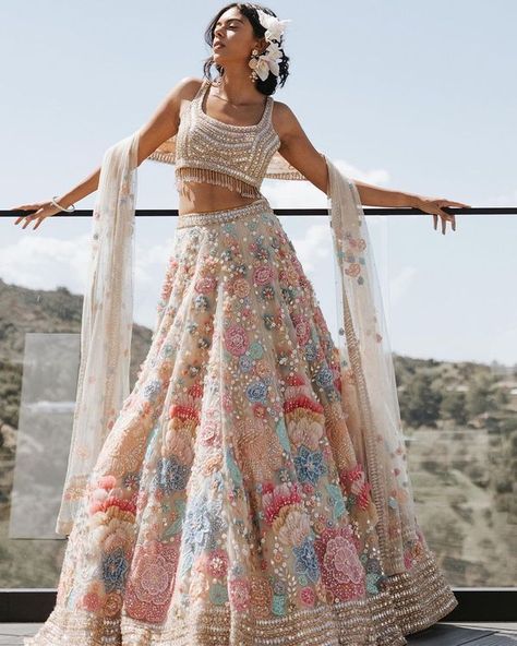 We Found A Fresh New Lehenga Perfect For Your Day Wedding! Orang India, Lehenga Choli For Women, Choli For Women, Indian Outfits Lehenga, Wedding Lehenga Designs, Wedding Lehengas, Lehenga Designs Simple, Indian Bride Outfits, Traditional Indian Dress