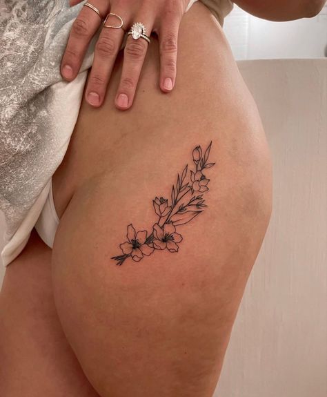 Curvy Girl Tattoos, Pelvis Tattoo, Egyptian Tattoo Sleeve, Floral Thigh Tattoos, Waist Tattoos, Hip Tattoos Women, Hot Tattoos, Best Tattoo Designs, Elegant Tattoos