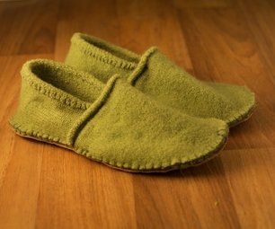 Cosy slippers from your old woolly jumper Sweater Projects, Wooly Jumper, Recycled Clothes, Diy Slippers, Recycled Sweaters, Sew Ins, Old Sweater, Knit Boots, Felted Slippers