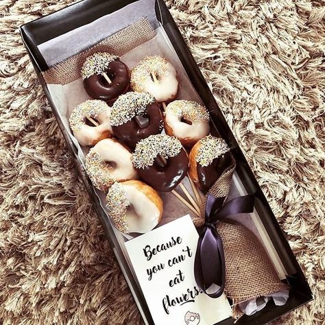 Donut Gift Box Ideas, Doughnut Packaging Ideas, Dessert Gift Ideas, Donut Gift Ideas, Donut Bouquet, Donat Glaze, Donut Decorating Ideas, Food Bouquet, Donut Gifts