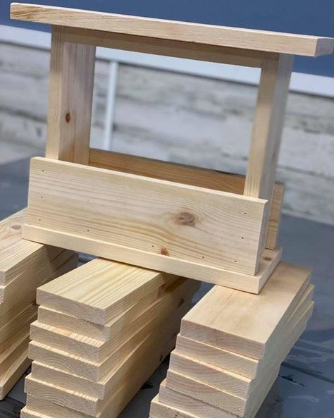 2x6 Scrap Wood Projects, Pallet Christmas Crafts, Small Wood Projects To Sell, Small Easy Woodworking Projects, Small Pallet, Bird Houses Ideas Diy, Rustic Woodworking, Wood Block Crafts, Bird House Plans