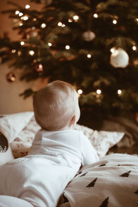 Christmas Tree Photoshoot Kids, Baby Christmas Aesthetic, At Home Baby Christmas Photoshoot, Family At Home Christmas Pictures, Christmas Baby Pictures Newborn, Baby Christmas Tree Photos, Christmas Outside Photoshoot, Christmas Photoshoot Ideas For Baby, Baby Christmas Photos At Home