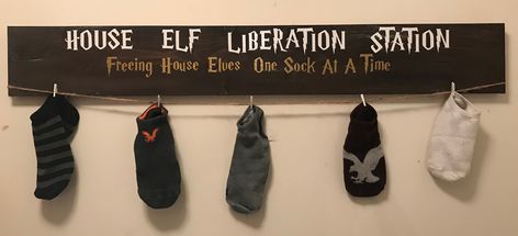 Harry Potter House Elf missing sock holder Missing Sock Sign, Harry Potter Laundry Room Ideas, Missing Socks Diy Ideas, Harry Potter Laundry Room, Harry Potter Toilet, Harry Potter House Elf, Room Decor Harry Potter, Missing Socks Sign, Harry Potter Cloak