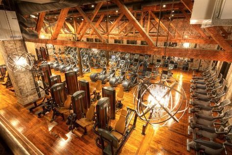 21 of the World's Coolest Gyms Awesome Gyms Half Garage Gym, Best Home Gym Setup, Garage Gym Design, Crossfit Garage Gym, Mini Gym At Home Ideas, Commercial Gym Design, Gym Design Interior, Small Home Gym, Home Gym Setup