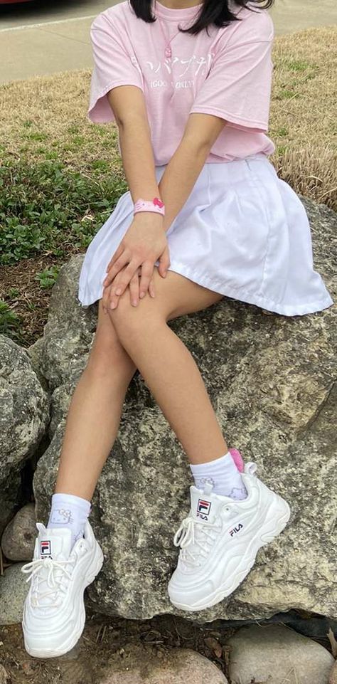 Fila Shoes Outfit Aesthetic, Outfit With Fila Shoes, Chunky Fila Sneakers Outfit, Pink And White Sneakers Outfit, Fila Shoes Outfit Women, Chunky Fila Outfit, Chunky White Shoes Outfit, White Fila Sneakers Outfit, Chunky Tennis Shoes Outfit