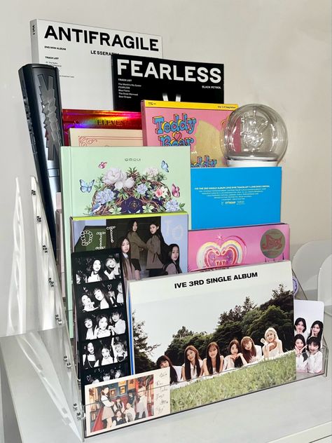 Kpop Merch Organization, Le Sserafim Collection, Kpop Room New Jeans, New Jeans Album Collection, Kpop Albums Organization, Kpop Picket Display, Kpop Collection Shelf, Kpop Home Decor, Ive Albums Kpop