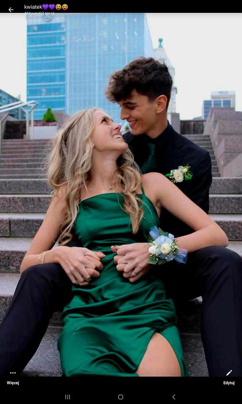 Prom Ideas Pictures, Prom Poses For Couples, Prom Picture Poses For Couples, Homecoming Couples Outfits, Couples Homecoming Pictures, Homecoming Couples, Prom Photo Poses, Couple Prom Pictures, Hoco Poses