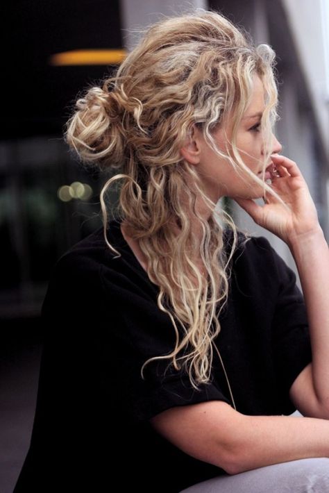 Toss your hair into a messy half bun. Hair Envy, Long Curly, Curly Hairstyle, Natural Curls, Messy Hairstyles, Hair Dos, Curly Hair Styles Naturally, Naturally Curly, Hair Day