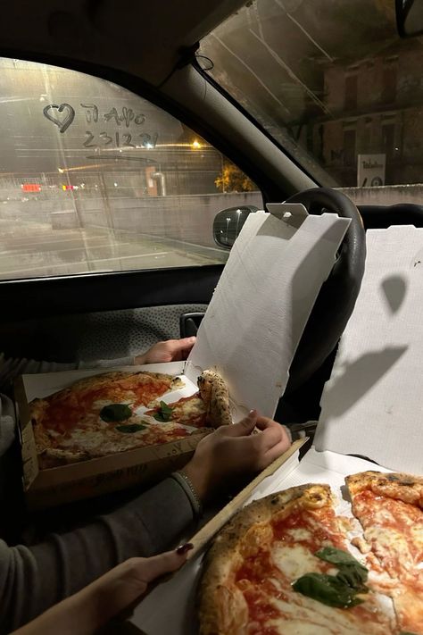 Couple date night in the car eating pizza couplegoals couplepic datenight picinspo Cute Food Ideas For Boyfriend, Couple Eating Pizza Aesthetic, Night Dates Couple, Eating In The Car Aesthetic, First Date Astetic, Aesthetic Dates With Bf, Couple Eating Aesthetic, Eating In Car Aesthetic, Couples In Cars Night