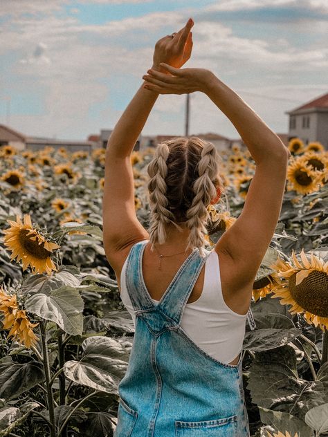 Instagram picture idea for summer. Sunflower field pictures. Summer time picture ideas Braids Short Hair Tutorial, Bubble Braids Short Hair, Bubble Braids Tutorial, Bubble Braid Pigtails Short Hair, Bubble Pigtails Short Hair, Braids Short Hair, French Braid Short Hair, Field Pictures, French Braids Tutorial