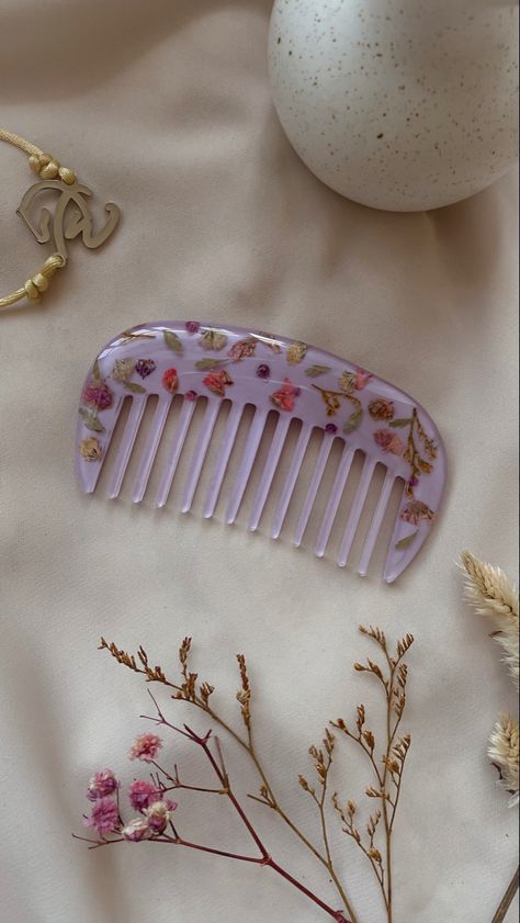 Resin Comb, Dried Flowers Crafts, Floral Comb, Flower Comb, Art Brush, Diy Resin Crafts, Resin Flowers, Resin Diy, Purple Hair