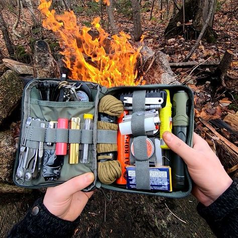 🔥 Do you have an emergency kit?  This size is perfect to grab and go quickly.  The pouch is a Maxpedition and can be purchased at… Mochila Edc, Urban Edc, Survival Bag, Bushcraft Camping, Urban Survival, Krav Maga, Bug Out Bag, Emergency Prepping, Wilderness Survival