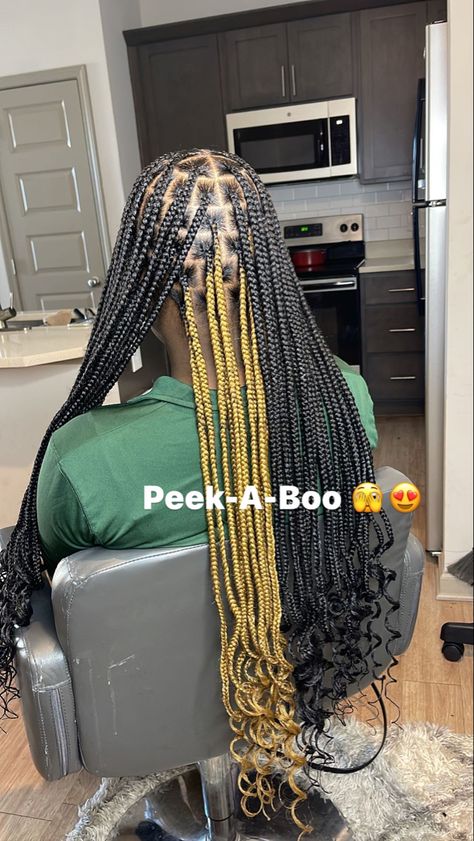 Knotless Box Braids Medium Pick A Boo, Peek A Boo Hair Braids, Medium Back Length Knotless Braids, Box Braids With Curly Ends Peekaboo, Black And Gold Peekaboo Braids, Pikaboo Braids With Curls, Triangle Knotless Braids With Curly Ends, Peekaboo Knotless With Curls, Peek A Boo Box Braids Brown