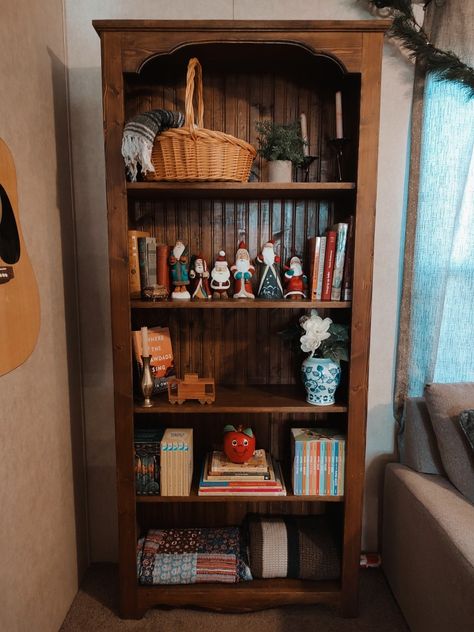 Bridget Jones House, Brown Bookshelf Aesthetic, Cozy Bookcase, Artists Bedroom, Antique Book Shelf, Deep Bookshelf, Cozy Bookshelf, Brown Bookshelf, Library Nook