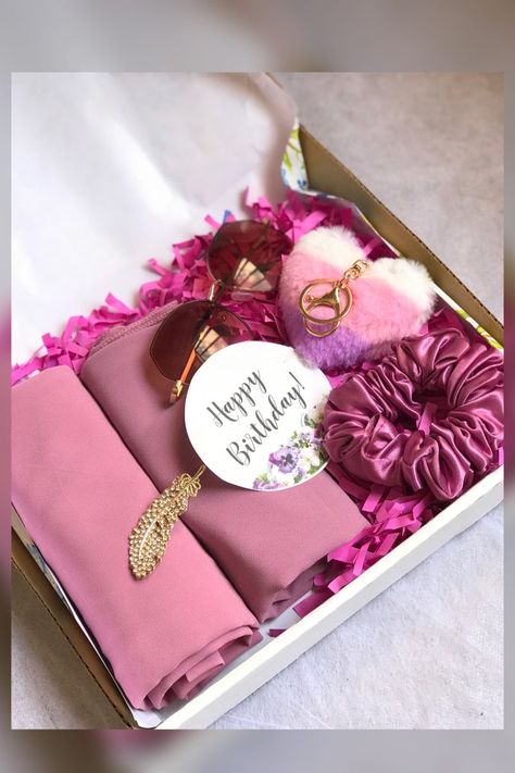 Gift Hamper Box Ideas, Hijab Hampers Ideas, Hijabi Gift Ideas, Hijab Gift Packing Ideas, Dress Hamper Ideas, Gift Hamper For Best Friend, Girly Birthday Gifts, Hijab Gift Box Ideas, Birthday Gift Hamper Ideas