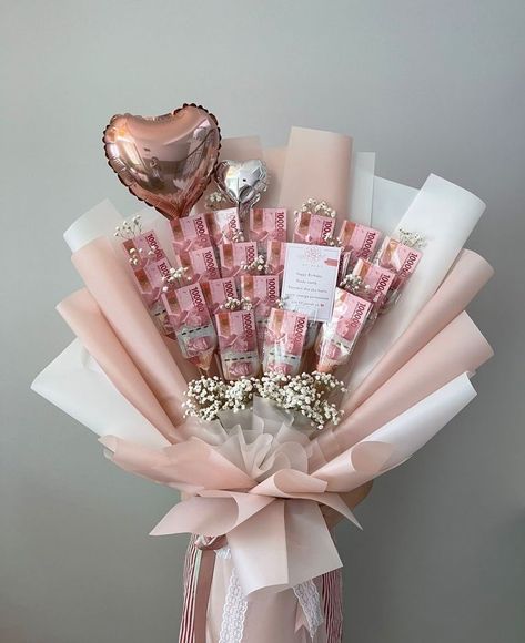 Senior Mums, Candy Bouquet Diy, Diy Bouquet Wrap, Senior Overalls, Money Flowers, Money Bouquet, Creative Money Gifts, Birthday Money, Flower Bouquet Diy