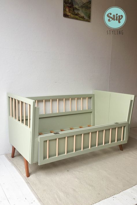 Baby Cots Design, Baby Crib Designs, Newborn Baby Bedding, Baby Crib Diy, Crib Design, Newborn Room, Luxury Sofa Design, Modern Crib, Diy Camper Remodel