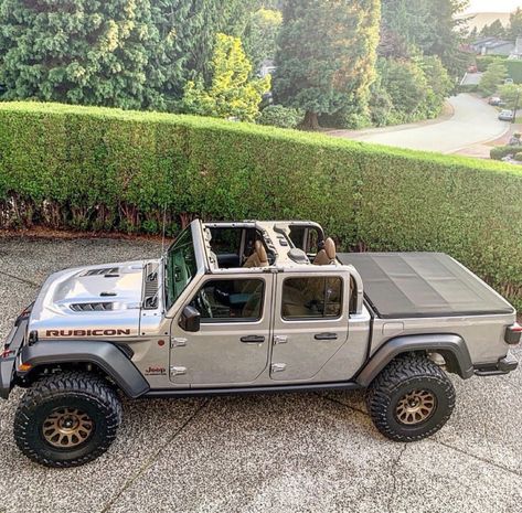 Gladiator Jeep Custom, Jeep Gladiator Interior, Jeep Interior Ideas, Car Vibes, Pimped Out Cars, Dream Cars Jeep, Old Pickup Trucks, Jeep Pickup, Custom Jeep