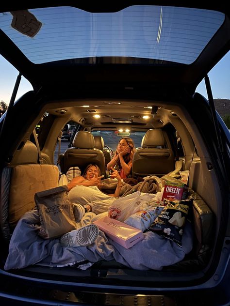 Trunk Movie Night, Movie Night In Car, Drive In Movie Car Set Up, Car Sleepover Aesthetic, Sleepover In Car Aesthetic, Drive In Movie Truck Bed, Drive In Movie With Friends, Drive In Movie Friends, Bed Of Truck Date Summer Nights