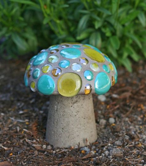 Mosaic mushroom for the garden. D.I.Y. landscape ornaments from hypertufa mix. Concrete Mushrooms Diy, Concrete Mushrooms, Mushrooms Diy, Container Water Gardens, Decoration Beton, Concrete Mold, Garden Mushrooms, Mushroom Lights, Mosaic Garden Art