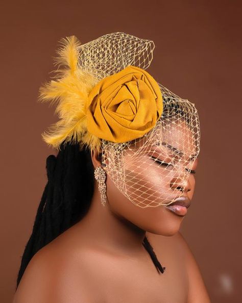 Asooke Fascinator, Fascinator Hats Outfit, African Bridesmaids, Maquillage Yeux Cut Crease, Fascinator Hats Diy, Fascinator Hats Wedding, White Fascinator, Black Fascinator, Mode Turban