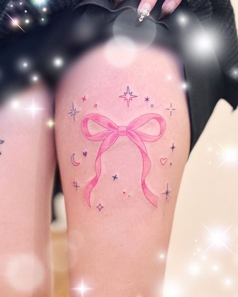 Kawaii Hand Tattoo, Kawaii Tattoo Ideas, Pastel Tattoos, Tattoed Heart, Pink Bow Tattoos, Kawaii Tattoos, Colored Tattoos, Bow Tattoos, Pastel Tattoo