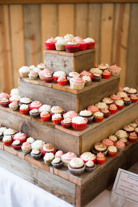 Diy Wedding Cupcakes, Wooden Wedding Cake Stand, Wooden Wedding Cake, Rustic Wedding Cake Stand, Wood Cupcake Stand, Diy Cupcake Stand, Cupcake Stand Wedding, Diy Cake Stand, Diy Cupcake