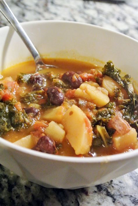 Portuguese Kale Soup, Portuguese Soup, Chorizo Soup, Soup Slow Cooker, Portuguese Sausage, Sausage And Kale Soup, Sausage And Kale, Slow Cooker Recipe, Kale Soup