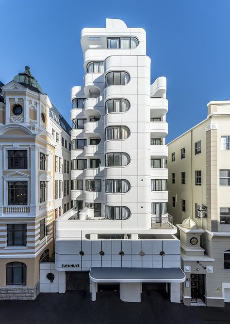 Minimalist Apartment Building, Futuristic Apartment, Apartment Building Exterior, Streamline Moderne Architecture, Different Types Of Houses, Small Apartment Building, Bauhaus Architecture, Apartment Exterior, White Apartment