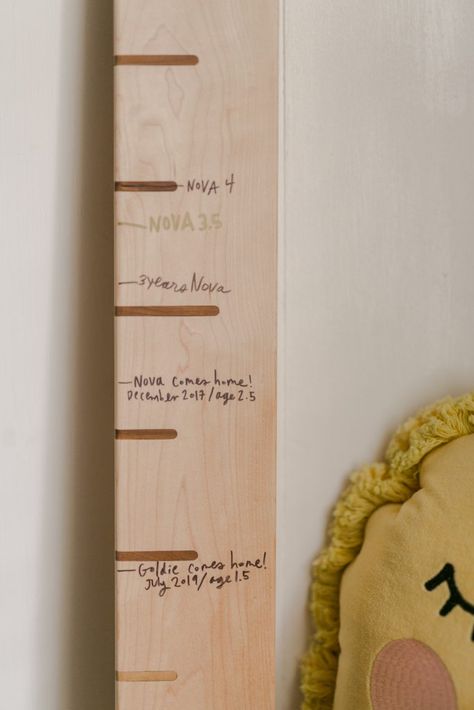 Wooden Height Chart DIY - A Beautiful Mess Baby Diy Projects Nursery, Height Chart Diy, Growth Charts Diy, Diy Growth Chart, Kid Height Ruler, Bedrooms Inspiration, Wooden Height Chart, Measuring Height, Height Ruler