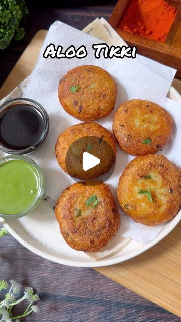 Potato Tikki Recipe, Aloo Snacks Recipes, Aloo Recipes Snacks, Tikki Recipes, Aloo Tikki Recipe, Actifry Recipes, Peanut Chutney, Aloo Tikki, Aloo Recipes